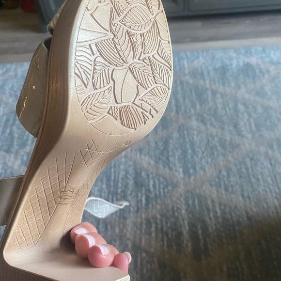 Women’s heeled sandals.   Good condition worn 2 or 3 times - Picture 6 of 6